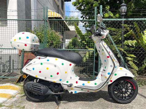 Vespa Sprint Sports Carbon edition Yayoi Kusama Louis Vuitton